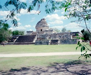 Kolomb öncesi medeniyet: Yucatan bölgesindeki Chichen Itza bölgesinin görünümü. Maya uygarlığı, klasik dönem ve Maya rönesansı, MS 750-1200. Meksika by Mayan Mayan