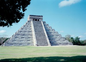 Kolomb öncesi medeniyet: Yucatan bölgesindeki Chichen Itza bölgesinin görünümü. Maya uygarlığı, klasik dönem ve Maya rönesansı, MS 750-1200. Meksika by Mayan Mayan