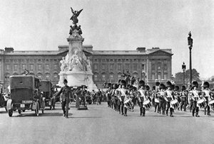 Muhafız değişimi, Buckingham Sarayı, Londra, 1926-1927