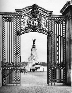 Ferforje kapılar, Buckingham Sarayı, Londra, 1926-1927.