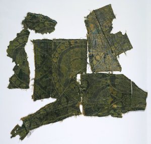 Senmurv Desenli İpek Kumaşla Kaplanmış Kaftan Parçaları. Moshchevaya Balka Defin M by Medieval Culture of the North Caucasian