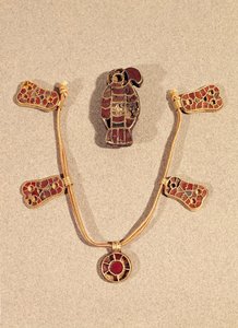 Kartal şeklinde broş ve kolye, 4.-6. yüzyıl (altın ve emaye işi emaye) by Merovingian