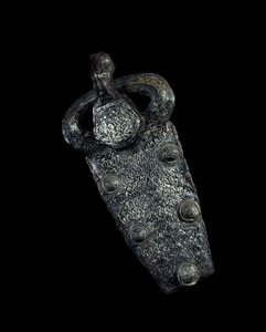 Merovenj sanatı: gümüş damasquin demirden kemer tokası plakası. 650-700 AD. Paris, Musee Carnavalet.