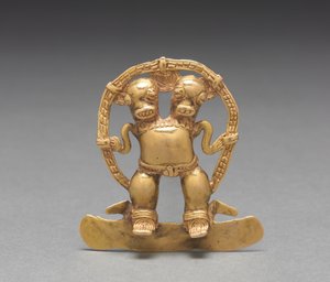 Çift Başlı Figürlü Kolye, c. 700-1550 (döküm ve dövülmüş altın)