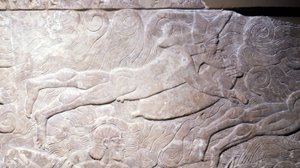 Uzun bir süre bu kısma kabartmanın, deri yüzeyinde bulunan hava sayesinde su altında nefes alabilen bir adamı temsil ettiğine inanılıyordu. Şimdi onun şamandıra görevi gören bir dıştan takmalı motor tarafından desteklenen bir yüzücü olduğuna inanılıyor - k by Mesopotamian