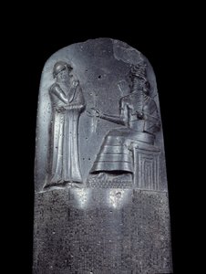 Mezopotamya: Hammurabi (veya Hammourabi) Kanunları Kanunundaki diyoritte stel. Çivi yazılı yazıtlarla kaplıdır ve tepesinde Kral Hammurabi, Mezopotamya