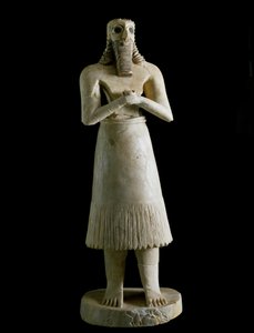 Mezopotamya sanatı: sakallı adam (ya da tanrı Abu) heykelciği. Alçı, bitüm ve kabuktan heykel, MÖ 3. binyıl Tell Asmar