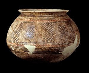Doğu Sanatı: Halaf (pişmiş toprak, MÖ 4500 civarı) Mezopotamya veya kuzey Suriye tarzı geometrik dekorlu vazo. Paris, Louvre Müzesi by Mesopotamian Mesopotamian