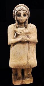 Sade bir elbise içinde ibadet eden bir kadın heykeli, Khfajah, Mezopotamya, MÖ 2650-2550 (alçıtaşı)