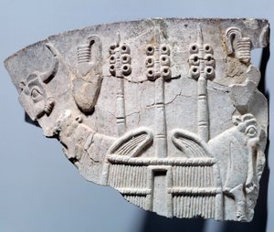 Mezopotamya: Uruk tarzında oyulmuş bir vazo parçası üzerinde kabartmalı ahır sahnesi. Bölge Sümer. 3300 M.Ö. Paris, Louvre Müzesi by Mesopotamian School