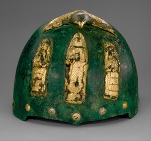 Uzanmış kanatlı bir kuşun altında ilahi figürlü miğfer, MÖ 1500-1100 dolayları (bronz, bitüm üzeri altın varak) by Middle Elamite Period