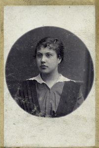 Genç bir kızın vintage portresi. Çekim 1914 yılı civarında yapılmıştır (fotoğraf) by Mikhail Pogosov