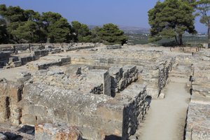 Phaistos.North doğu kompleksinin Minos arkeolojik alanı. Eski saraya doğrudan bitişik dört odalı kompleks. Bu odalar değerli ritüel kaplarını depolamak için kullanılıyordu. Üzerinde hiyeroglif yazı bulunan ünlü “” Phaistos diski” burada diğerleriyle birlik by Minoan