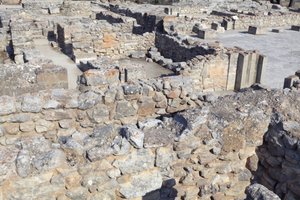 Phaistos.North doğu kompleksinin Minos arkeolojik alanı. Bu odalar değerli ritüel kaplarını depolamak için kullanılıyordu. Üzerinde hiyeroglif yazı bulunan ünlü “” Phaistos diski”, lineer A ile yazılmış diğer kil tabletlerle birlikte burada bulunmuştur. by Minoan