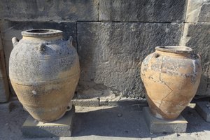 Phaistos'un Minos arkeolojik alanı. Merkez mahkeme tarafından bulunan büyük küpler (saklama kavanozu). Girit. by Minoan