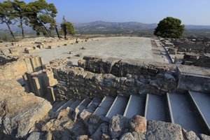 Phaistos'un Minos arkeolojik alanı. Kuzey kanadından merkez avluya bakış. Merkez avlu, Minoen sarayının temel bir mimari unsuruydu. Bu, etrafına farklı kanatların yerleştirildiği bir çekirdektir. Bu merkezi mahkeme, M.Ö. by Minoan