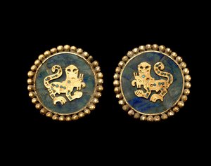 Doğaüstü Bir Kediyi Betimleyen Kulak Süsleri Çifti by Moche Moche
