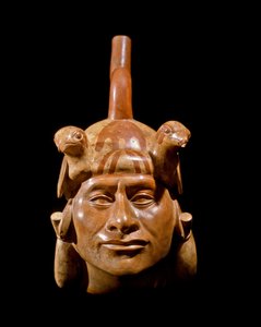 Kolomb öncesi sanat, Mochique uygarlığı (çirkin, Mochica): Bir liderin yüzünü temsil eden antropomorfik vazo. 200 M.Ö.-700 AD. Lima, Ulusal Antropoloji ve Arkeoloji Müzesi, Peru - Kolomb öncesi sanat, Moche kültürü (MS 200 - 700): antropomorfik v