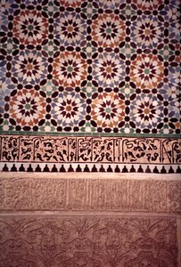1565 yılında Saadianlar tarafından inşa edilen ana avlunun alt duvarı (zellij çini ve alçı işi) by Moroccan School