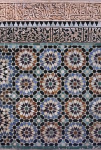 1565 yılında Saadianlar tarafından inşa edilen ana avlu duvarı, detay (zellij çini ve alçı işi)
