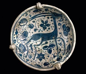 Sanat mudejar: seramik fincan azul, Paterna, Manises (Hispano-Mağribi tarzı) bir geyiği ile süslenmiştir. 14. veya 15. yüzyıl Barselona. Barselona Seramik Müzesi, İspanya by Mudejar School