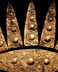 Miken sanatı: Mycenae III mezarından bir altın mezar diademi detayı. 16. yüzyıl M.Ö. karartmak 14 cm Atina, Ulusal Arkeoloji Müzesi by Mycenaean