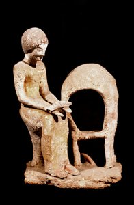 Miken sanatı: Bir fırının yanında elinde bir somun ekmek tutan kadın figürü. 16. yüzyıl M.Ö. Strazburg, arkeoloji müzesi by Mycenaean