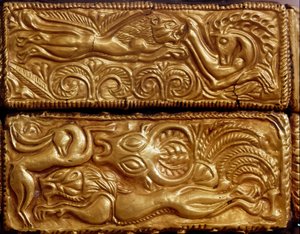 Miken sanatı: “Ormanda geyik avlayan aslan””” Mycenes mezarından altın yapraklarla kaplı ahşap bir kasetin detayı. 16. yüzyıl M.Ö. Atina, Ulusal Arkeoloji Müzesi by Mycenaean