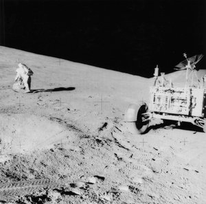 Apollo 15, 1971 sırasında Hadley Deltası yamacında Astronot David Scott b1932. by NASA Images