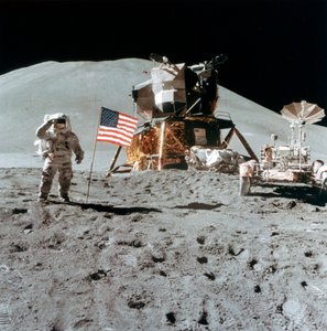 Astronot James Irwin 1930-1991, 1971'de Ay'ı selamlıyor.