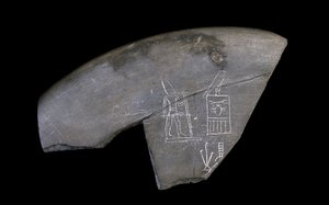 Yazılı taş kase parçası, MÖ 3285 dolayları (oyulmuş silttaşı)