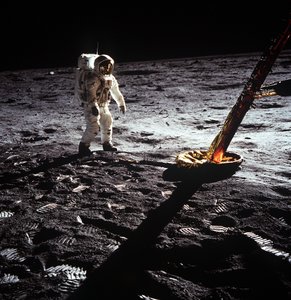 Buzz Aldrin, Ay Modülünün ayağının yanında, Apollo II görevi, Temmuz 1969. by Neil Armstrong