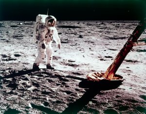 Buzz Aldrin, Ay'daki Ay Modülü'nün ayağının yakınında, Apollo 11 görevi, Temmuz 1969.