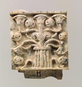 Stilize ağaç ile kabartmalı mobilya levhası, MÖ 8.-7. yy. (fildişi) by Neo Assyrian