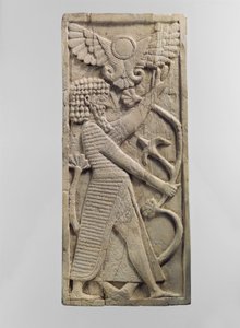 Bir ağaca tutunan bir erkek figürü ile kabartmalı mobilya levhası, M.Ö. (fildişi)