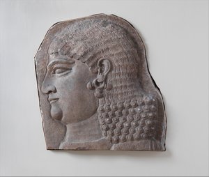 Sakalsız bir kraliyet görevlisinin başı, muhtemelen bir hadım, MÖ 721-05 dolayları. (alçıtaşı kaymaktaşı)