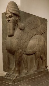 İnsan başlı kanatlı aslan (lamassu), MÖ 883-859 dolayları (alçıtaşı kaymaktaşı)