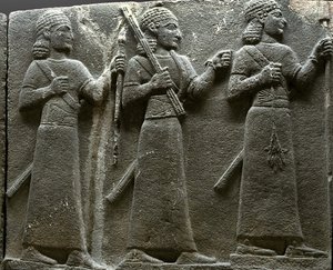 Türkiye taşından Hitit saray görevlilerini gösteren kabartma by Neo-Hittite