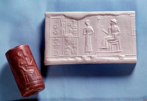 Mezopotamya: Bir tanrıyla konuşan bir figürü temsil eden kuvars taş mühür ve kalıplama (baskı). Neo-Sümer dönemi (yaklaşık MÖ 2150-2000) Güneş. 0.030 m Paris, Louvre Müzesi