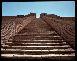 Yeniden inşa edilmiş zigguratın merdiveninin görünümü, MÖ 2050