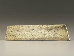 Çatallı keski (zhang), Qijia Kültürü, MÖ 2500-2000 dolayları (yeşim) by Neolithic Period Chinese School