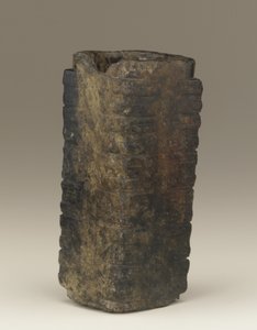 Uzun tüp (cong) Tai Gölü bölgesi, Liangzhu kültürü, MÖ 3300-2250 (yeşim taşı)
