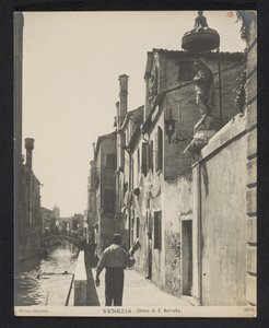 Kade langs de Chiesa di San Barnaba te Venetië Venezia - Chiesa di S. Barnaba (nesnedeki başlık) by Neue Photographische Gesellschaft