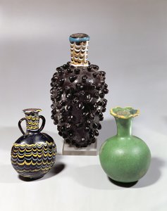 Mısır vazoları: üzüm salkımı, nar ve dalga motifi (cam) by New Kingdom Egyptian