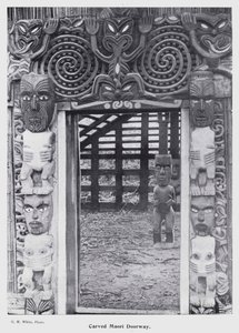 New Plymouth, Yeni Zelanda: Oymalı Maori Kapısı (s/b fotoğraf) by New Zealand Photographer