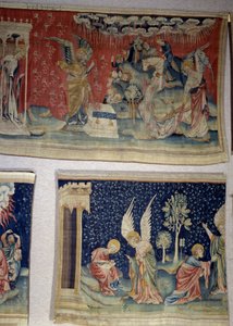 ಹ್ಯಾಂಗಿಂಗ್ ಆಫ್ ರೆವೆಲೆಶನ್ (1373-1383), ಎನ್. 61: ಐದನೆಯ ದೇವದೂತನು ತನ್ನ ಬಾಟಲಿಯನ್ನು ಬೀಟೆಯ ಟ್ರೋನ್ ಮೇಲೆ ಸುರಿದನು, ಆರನೆಯದು ಯುಫ್ರಟಿಸ್ ನದಿಯ ಮೇಲೆ ಖಾಲಿಯಾಗಿತ್ತು. ಕೆಳಗೆ, ಎನ್. 70, ಸೇವೆಯ ಒಡನಾಡಿ ಸೇಂಟ್ ಜಾನ್‌ಗೆ ನಿರ್ದೇಶಿಸುತ್ತಾನೆ ಮತ್ತು ದೇವರನ್ನು ಪೂಜಿಸುವಂತೆ ಸಲಹೆ ನೀಡುತ್ತಾನೆ ಮತ್ತು ಅ by Nicolas Bataille