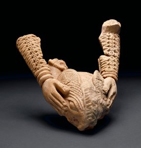 Hayvan kafasını tutan kollar, Owo (pişmiş toprak) by Nigerian