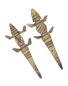 Kırmızı, yeşil ve siyah boyalı geometrik desenlerle süslenmiş oymalı ahşap timsah figürleri, Hausa People, Kano, Kuzey Nijerya (boyalı ahşap)