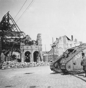 Yıkık binaların önünde İngiliz tankı, Peronne, Fransa, Birinci Dünya Savaşı, c1916-c1918