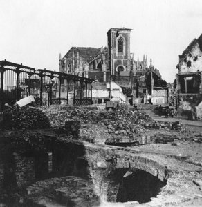 St Vaast Kilisesi, Armentières, Fransa, I. Dünya Savaşı, c1914-c1918'in hasarlı dış cephesi